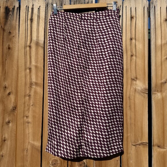 Price FIRM Ann Taylor Houndstooth Print Slit Drape Silky Pencil Skirt Size 2 Md - Picture 6 of 10